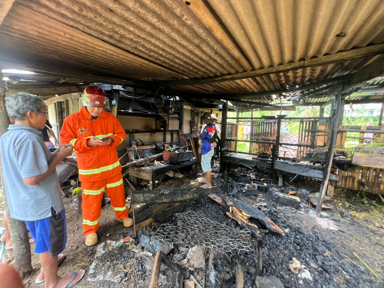 Petugas pemadam kebakaran melakukan pendinginan di lokasi kandang kambing milik warga Kelurahan Sidoharjo, Pacitan, yang terbakar Jumat (26/12) pagi. NUR CAHYONO/JAWA POS RADAR PACITAN