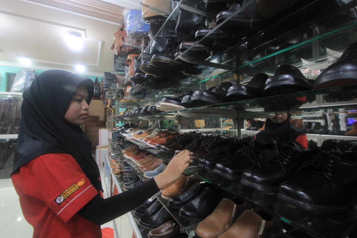 Sepatu kulit jadi salah satu oleh-oleh khas Magetan.