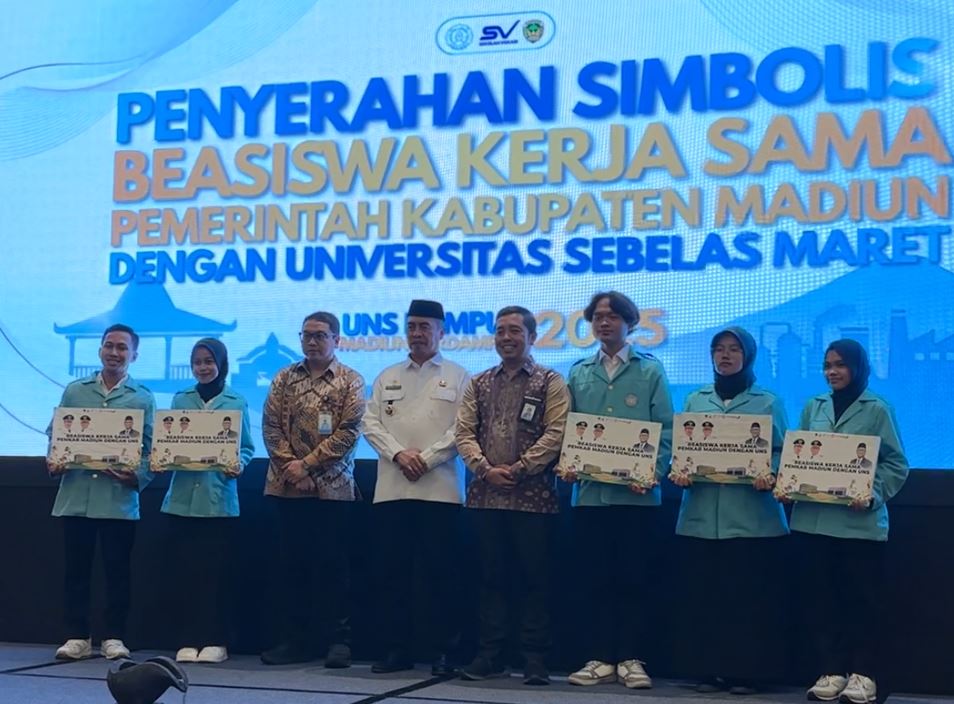 Pemkab Madiun dan UNS memberi beasiswa pendidikan untuk mahasiswa PSDKU.