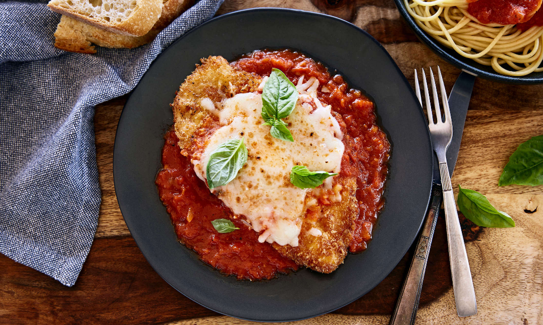 Resep chicken parmagiana, kuliner khas dari Italia.