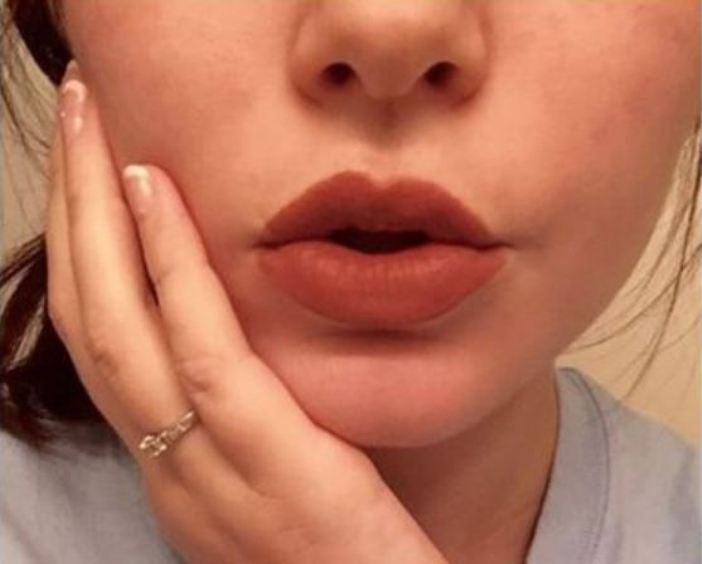 Ilustrasi lip gloss Wardah untuk bibir kulit sawo matang.