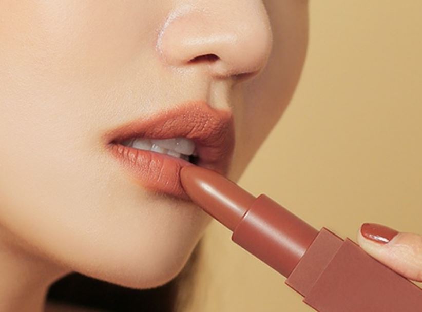 Ilustrasi lipstik bibir untuk bibir gelap dan kering.