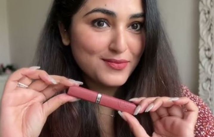 Ilustrasi lipstik glossy Wardah untuk ibu muda.