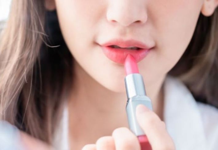 Ilustrasi lip gloss Wardah untuk anak sekolah.