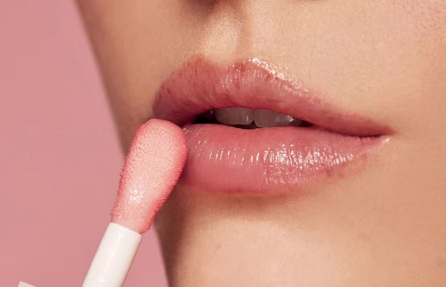 Ilustrasi warna lipstik Wardah sopan untuk anak sekolah.
