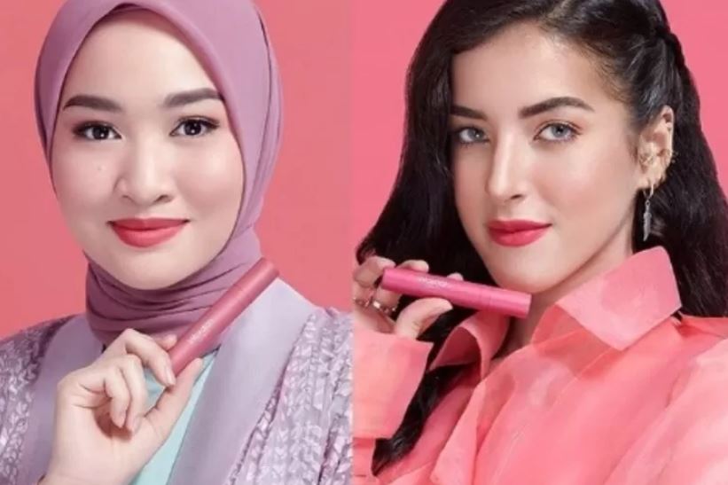 Ilustrasi lipstik Wardah warna natural untuk ibu muda.