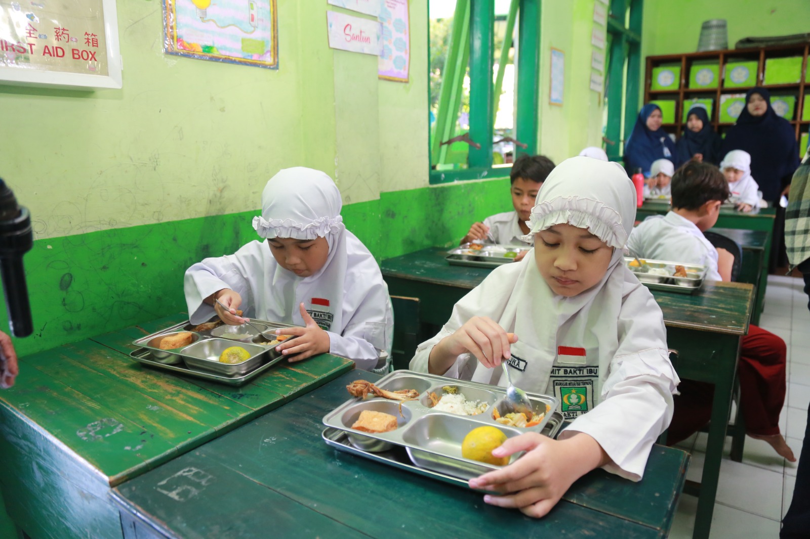 Pelajar di Kota Madiun menikmati program Makan Bergizi Gratis (MBG) yang tetap berjalan bagi kelompok rentan meski masa libur sekolah. BAGAS BIMANTARA/RADAR MADIUN