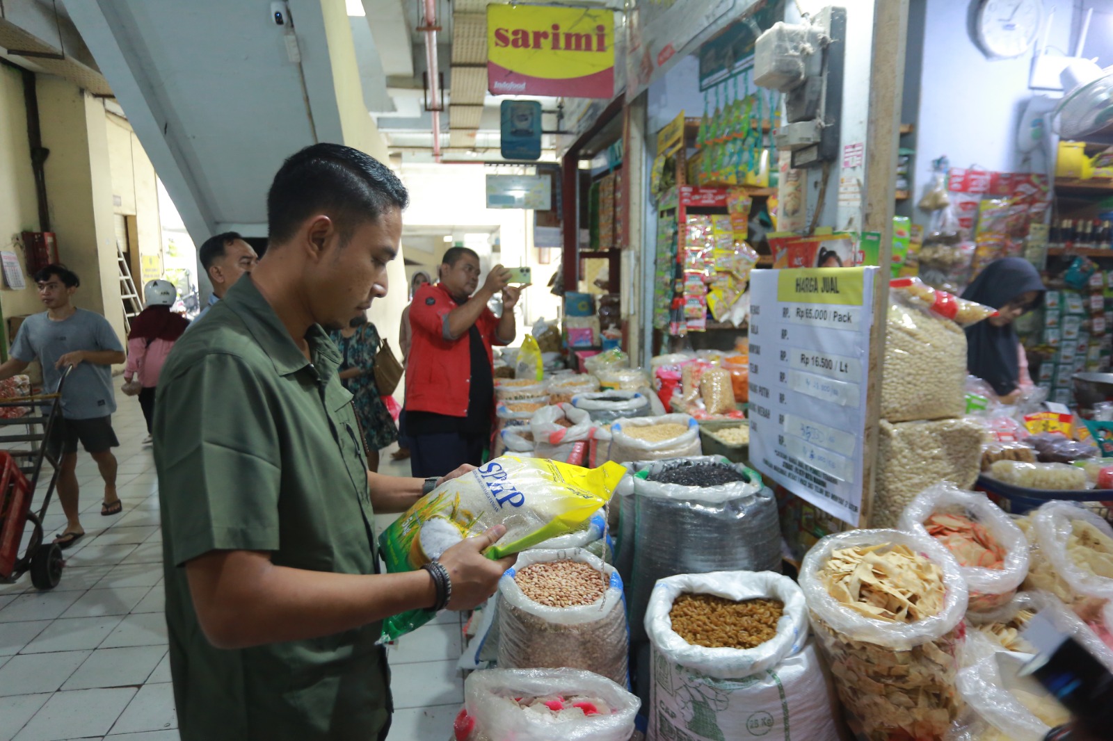 BAHAN PANGAN: Perum Bulog Cabang Madiun menyiapkan beras SPHP untuk didistribusikan ke pedagang pasar dan outlet penyalur di Kota Madiun. BAGAS BIMANTARA/RADAR MADIUN