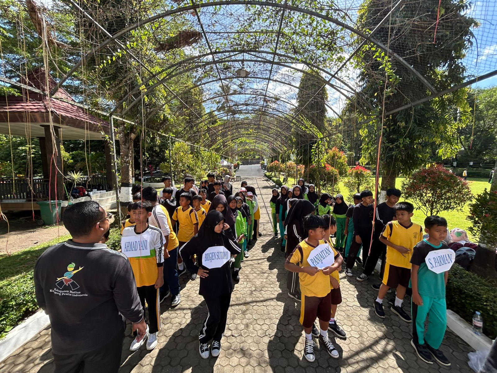 TES: Sejumlah siswa mengikuti uji coba program outdoor learning Master Cete di Madiun Umbul Square, Monumen Kresek, dan Waduk Bening Widas, 15 Desember lalu. DOK RADAR MADIUN