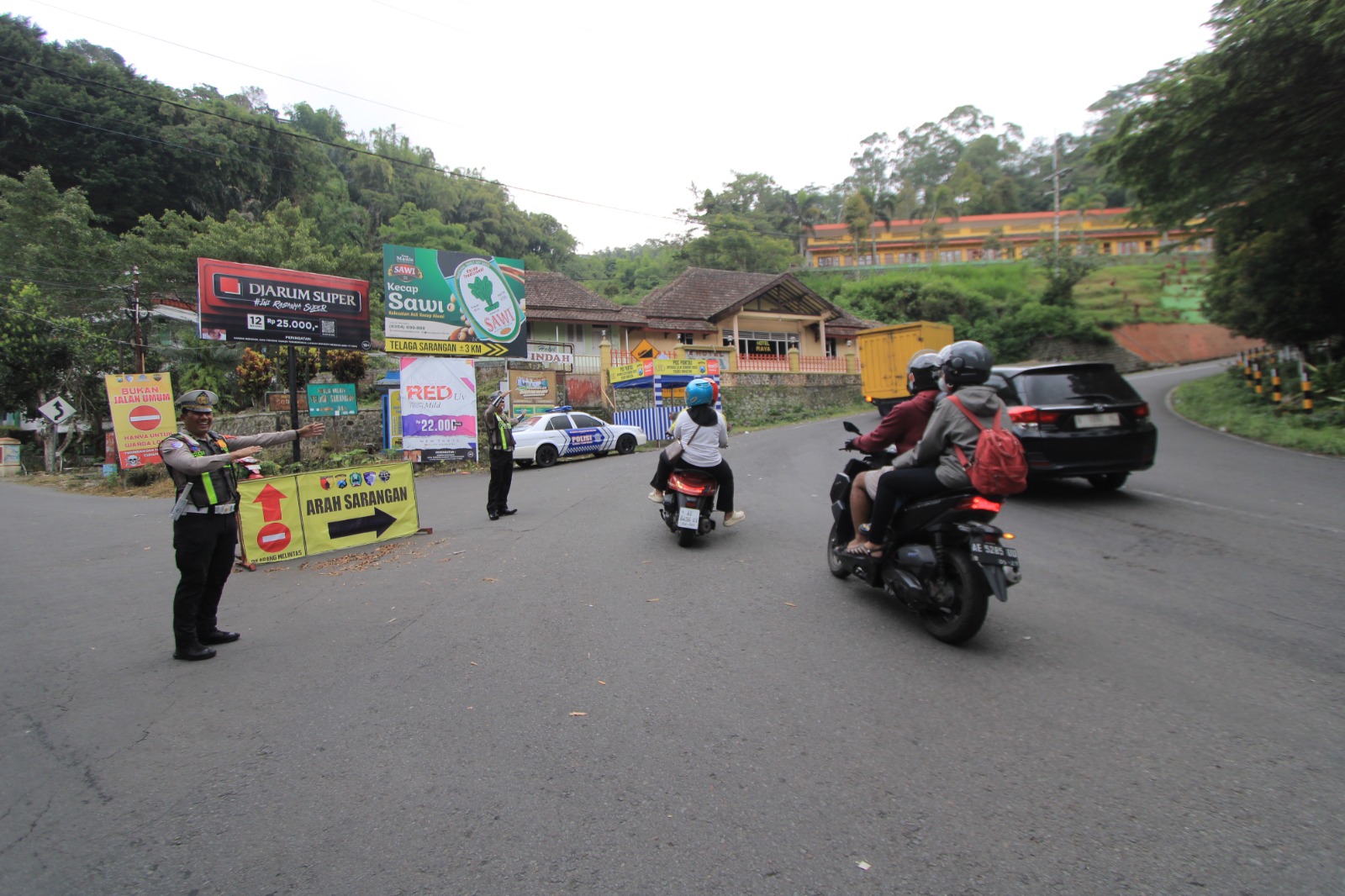 AMAN DAN NYAMAN: Polisi mengimbau wisatawan yang hendak menuju Telaga Sarangan agar tidak melintasi Jalur Ngerong karena dinilai berbahaya. AJI PUTRA/JAWA POS RADAR MAGETAN