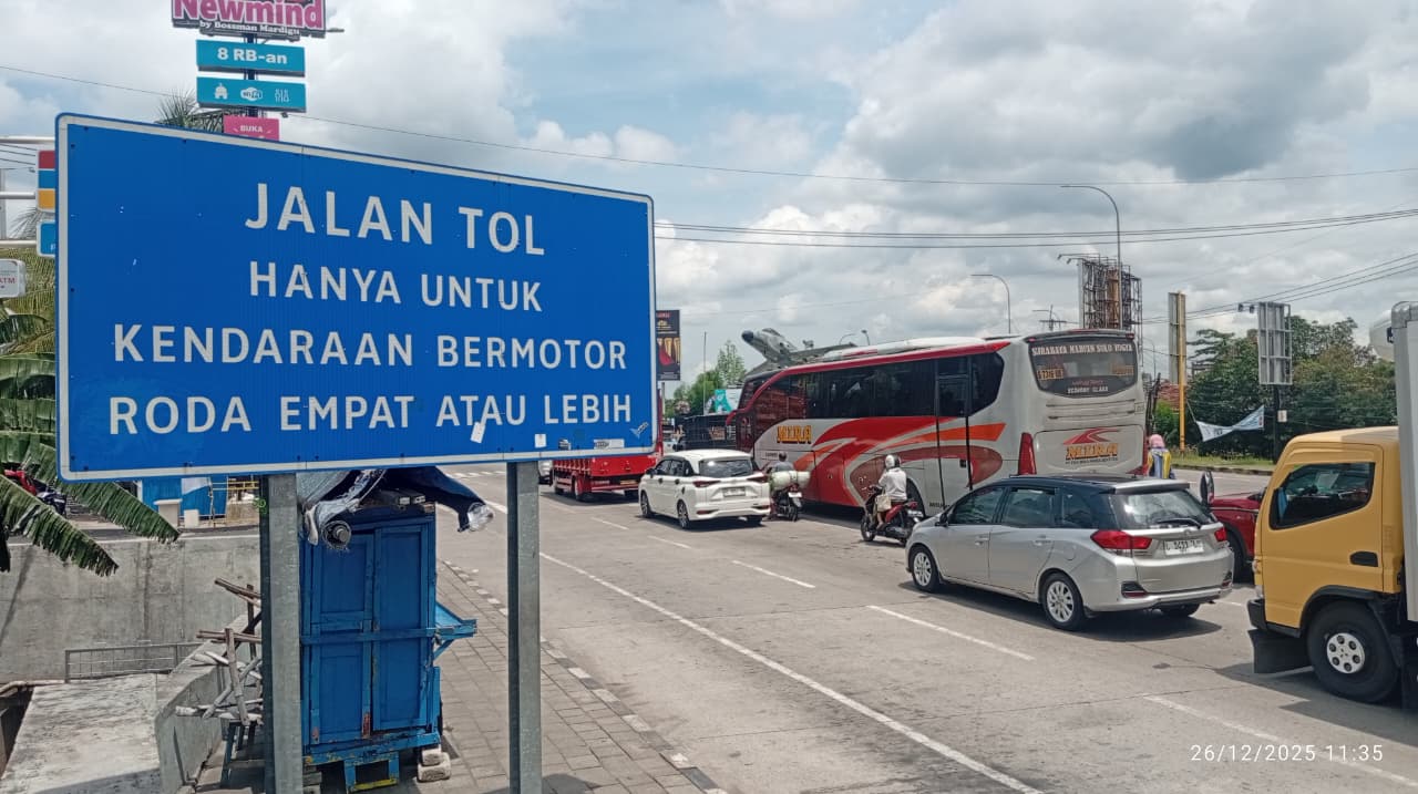 PADAT: Arus lalu lintas di Jalan Tol Ngawi&ndash;Kertosono meningkat signifikan pada puncak libur Natal 2025, Kamis (25/12). DIAN RAHAYU/RADAR MADIUN
