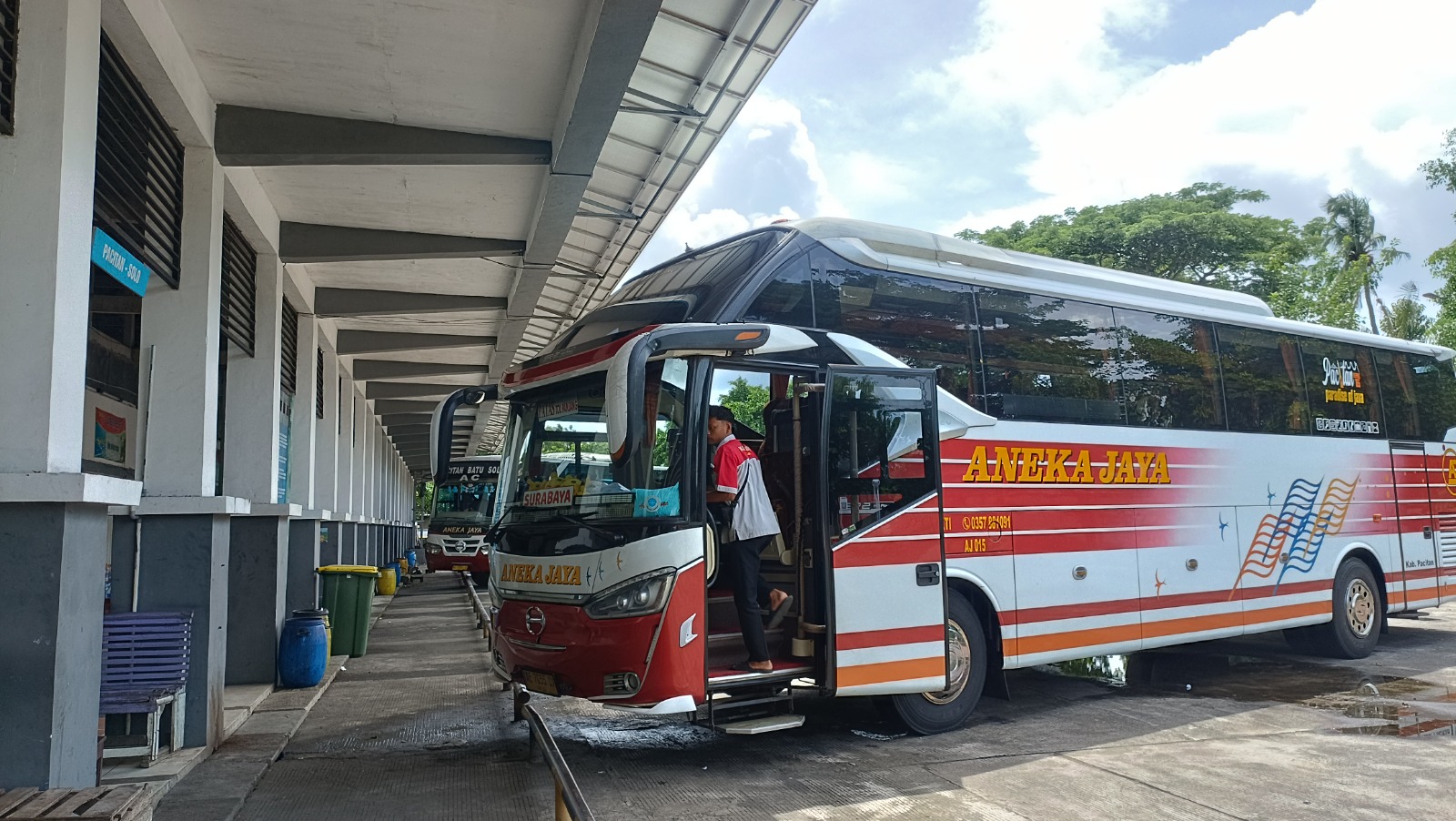 PADAT: Aktivitas penumpang di Terminal Bus Tipe A Pacitan meningkat signifikan selama libur Natal dan Tahun Baru, kemarin (26/12). NUR CAHYONO/RADAR PACITAN