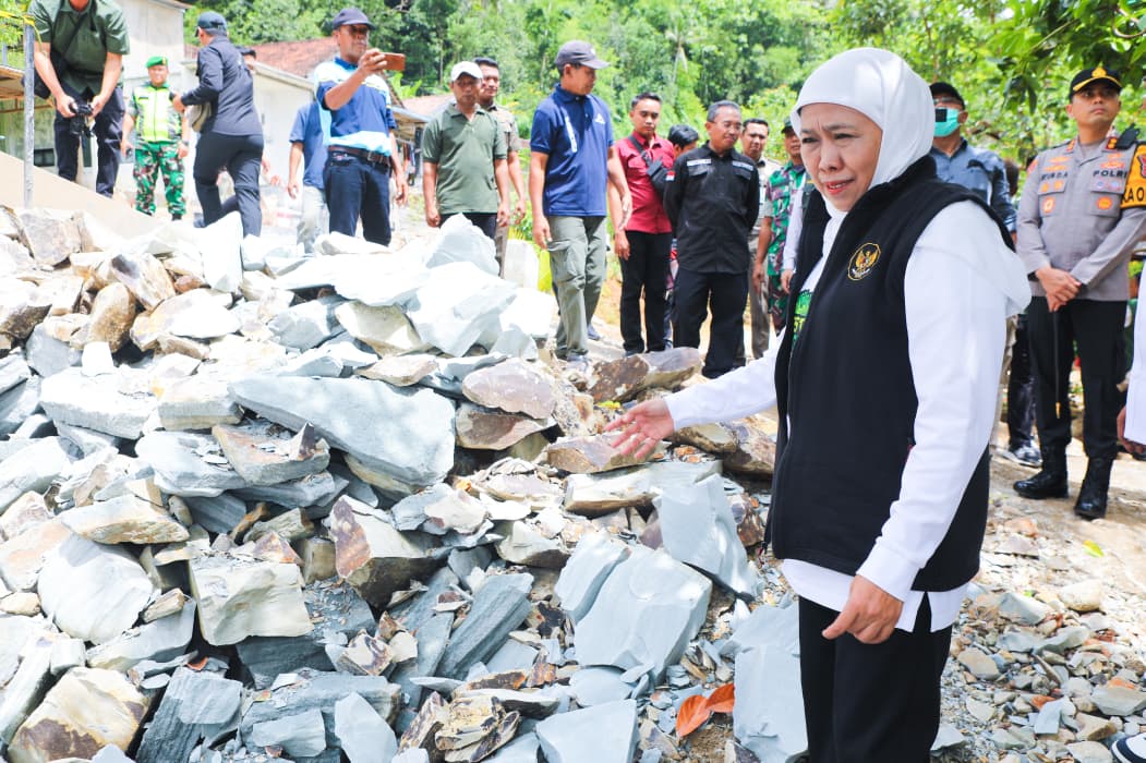 INFRASTRUKTUR: Gubernur Jawa Timur Khofifah Indar Parawansa meninjau salah satu ruas jalan di Pacitan yang dikerjakan menggunakan alokasi bantuan keuangan provinsi. DOK RADAR PACITAN