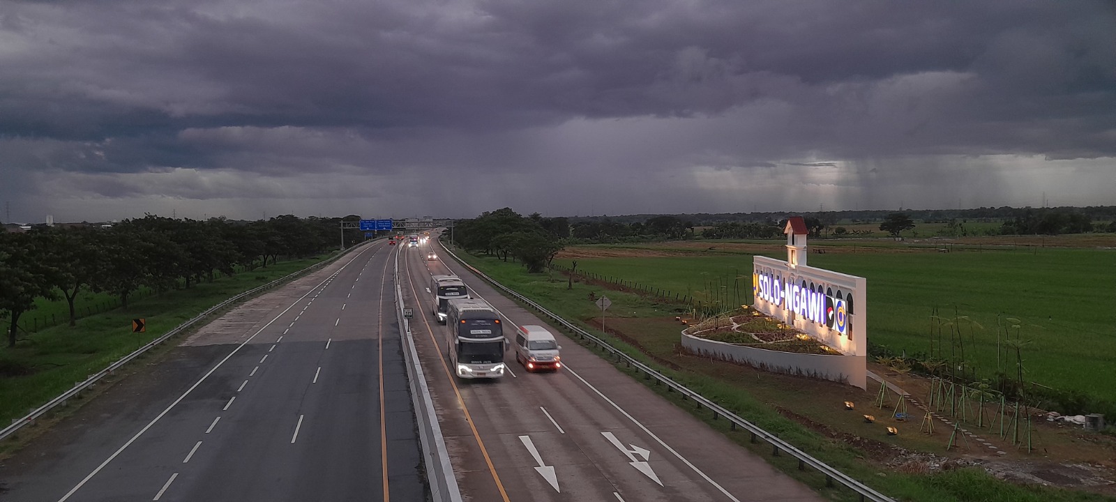 Volume kendaraan di Gerbang Tol Ngawi melonjak saat Natal 2025. Arus Tahun Baru diprediksi relatif serupa. ASEP SYAEFUL/RADAR NGAWI