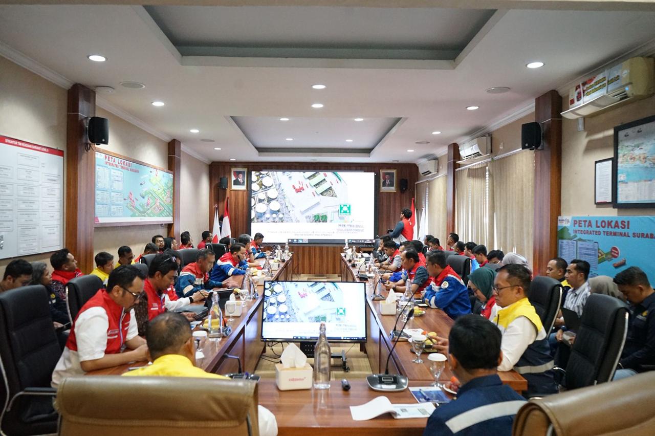 Pertamina Patra Niaga bersama BPH Migas meninjau kesiapan pasokan BBM dan Avtur di Jawa Timur menjelang libur Natal 2025 dan Tahun Baru 2026.