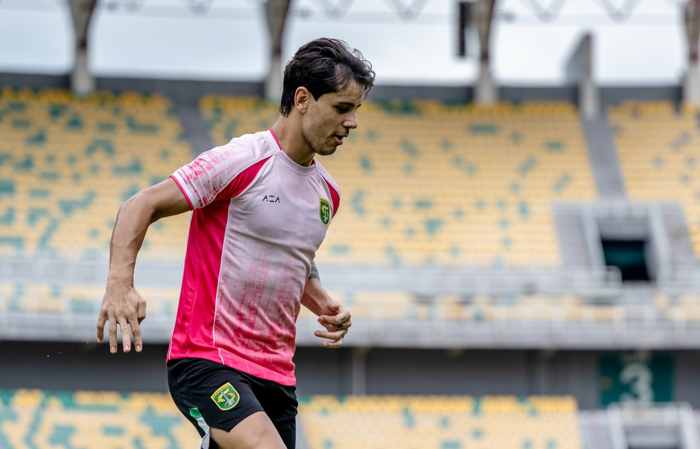 Bruno Moreira saat latihan jelang lawan Persijap.