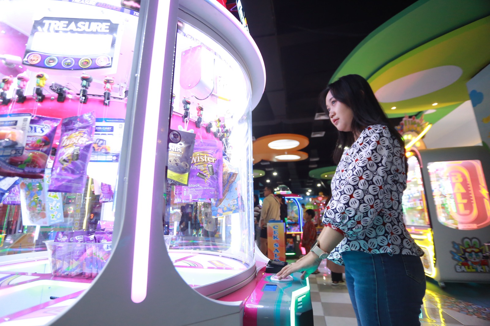 RAMAI PENGUNJUNG: Suasana Plaza Lawu Madiun dipadati warga saat libur Natal, Sabtu (27/12). BAGAS BIMANTARA/RADAR MADIUN