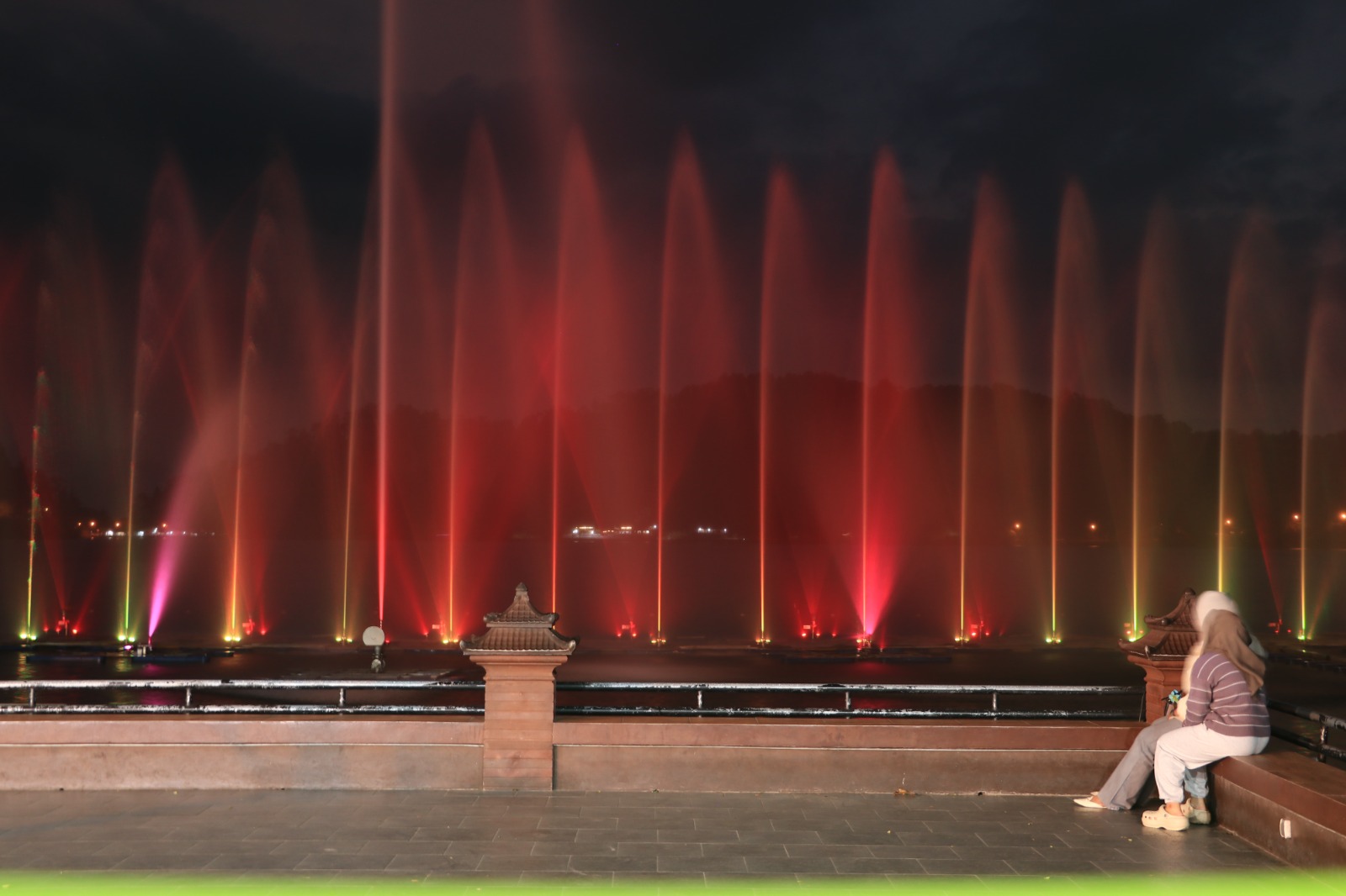 SEDERHANA: Pemkab Ponorogo menyiapkan pertunjukan water fountain di Telaga Ngebel sebagai bagian perayaan sederhana malam Tahun Baru 2026. SUGENG DWI N/RADAR PONOROGO