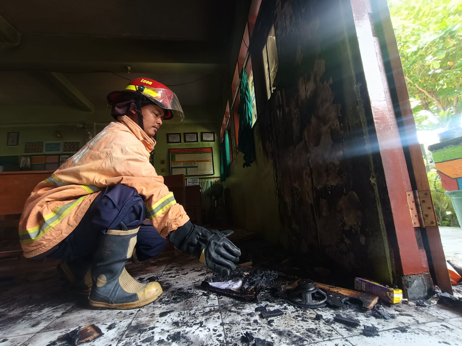 NYARIS TERBAKAR: Ruang kelas VI B SDN 01 Taman Kota Madiun mengalami kebakaran diduga akibat korsleting listrik, Minggu (28/12). HENGKY RISTANTO/RADAR MADIUN