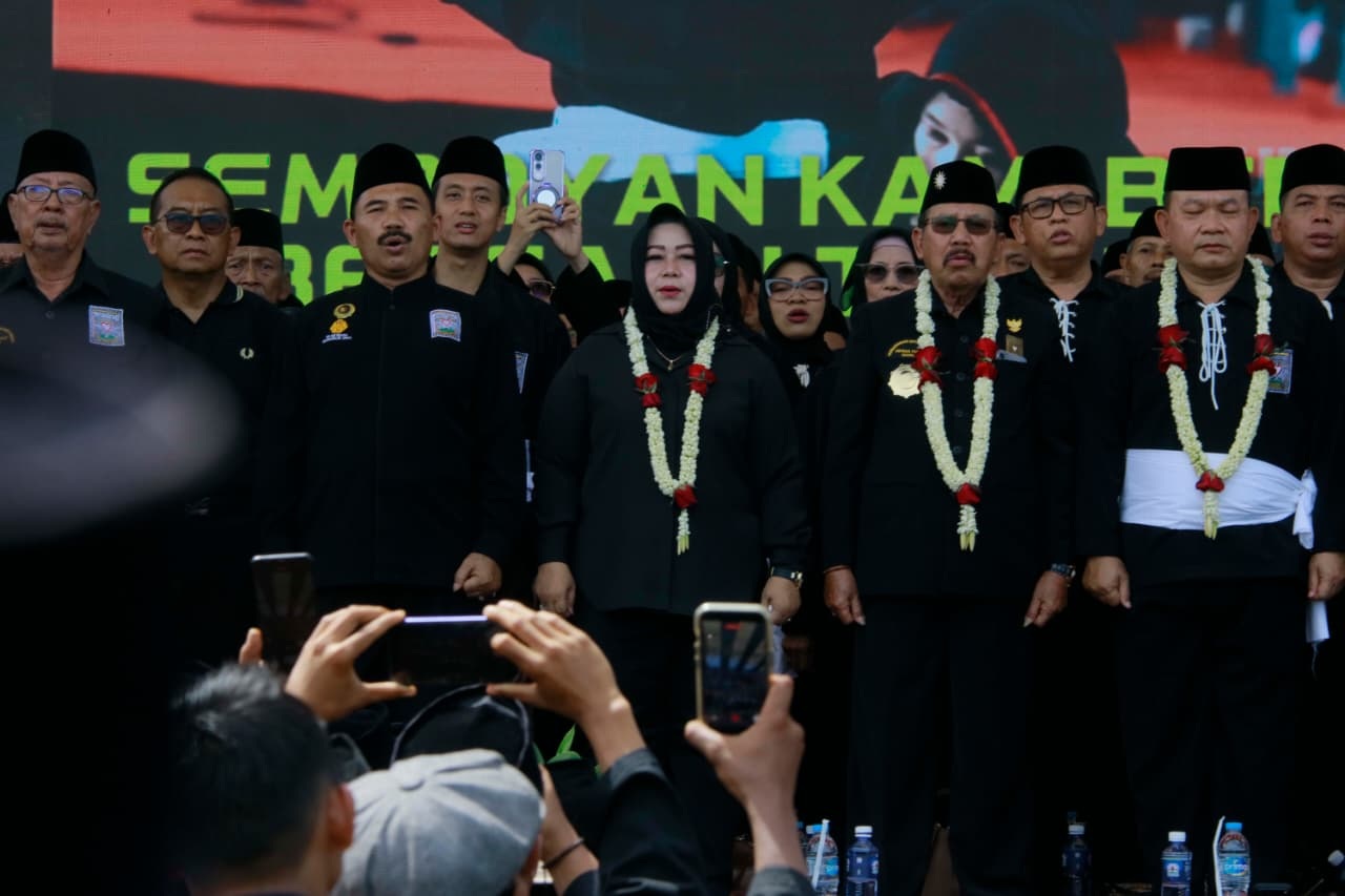 KHIDMAT: Ribuan pesilat PSHT mengikuti doa bersama dalam BRB 2025 di Alun-Alun Ponorogo sebagai bentuk empati bagi korban bencana Sumatera. FOTO: SUGENG DWI N/RADAR PONOROGO