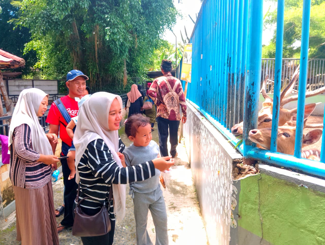 MELONJAK: Pengunjung berkeliling menikmati koleksi satwa di Madiun Umbul Square (MUS) saat libur Natal dan Tahun Baru. FOTO: LODITYA FERNANDES/RADAR MADIUN