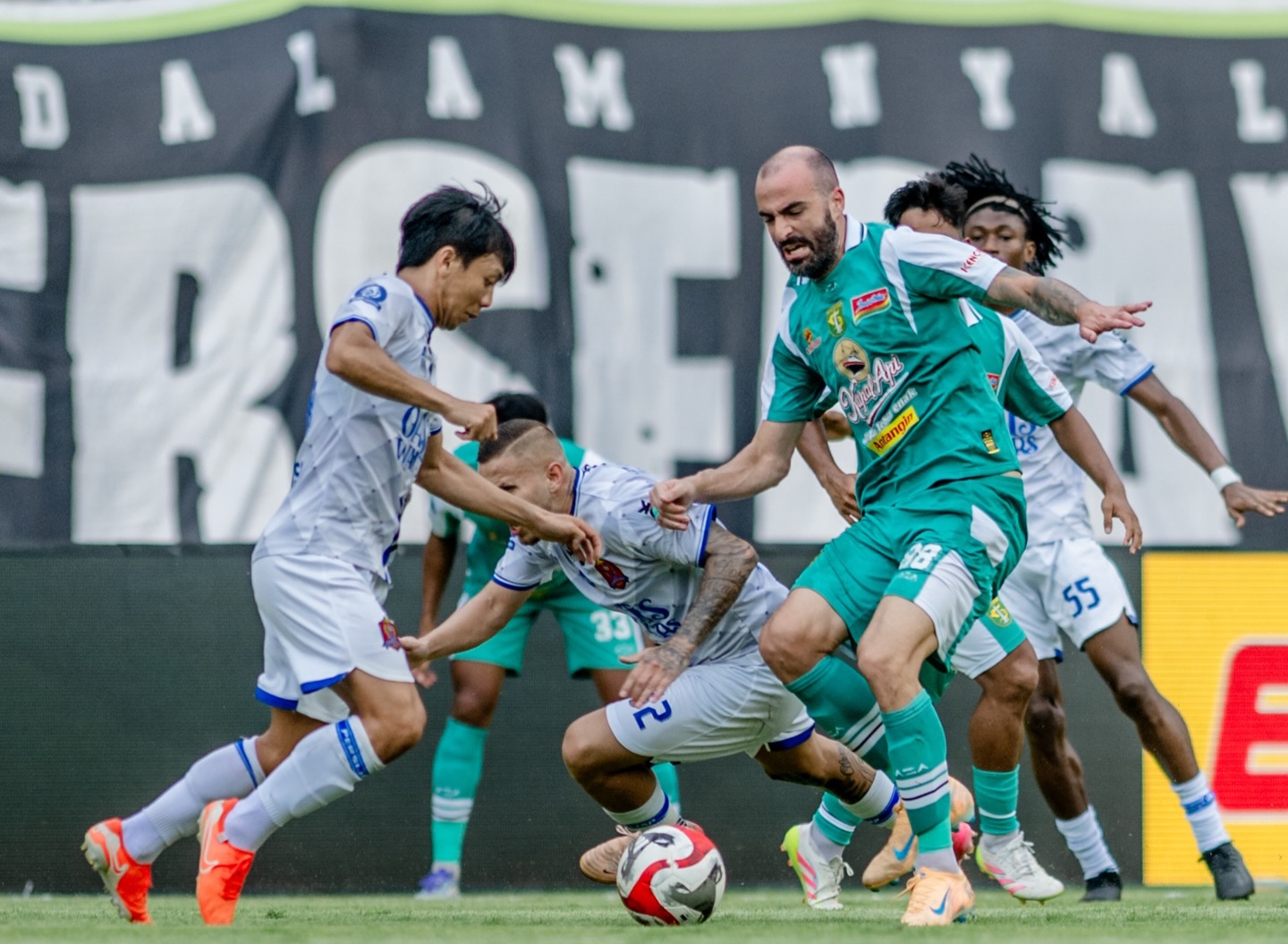 Persebaya menang 4-0 atas Persijap.