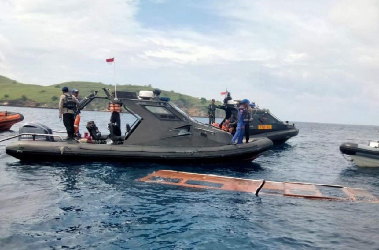 Tim SAR gabungan saat menemukan serpihan kapal wisata KM Putri Sakinah yang mengalami kecelakaan kapal di perairan Pulau Padar, Labuan Bajo, Kabupaten Manggarai Barat, NTT, Sabtu 27 Desember 2025.