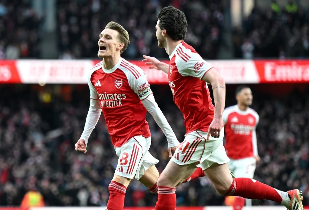 Martin Odegaard merayakan gol saat Arsenal menaklukkan Brighton dan kembali ke puncak Premier League.