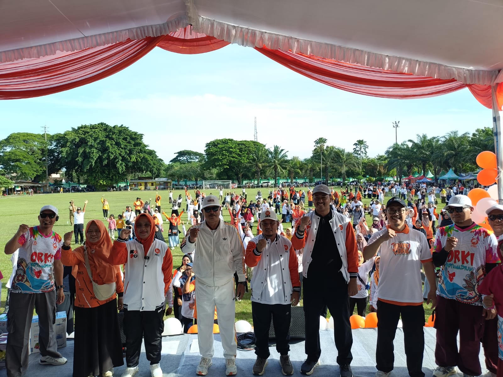 SENAM SEHAT: Anggota DPR RI Meitri Citra Wardani bersama Wali Kota Madiun Maidi mengikuti Senam Ceria Sehat di Lapangan Gulun saat agenda reses, Minggu (28/12).