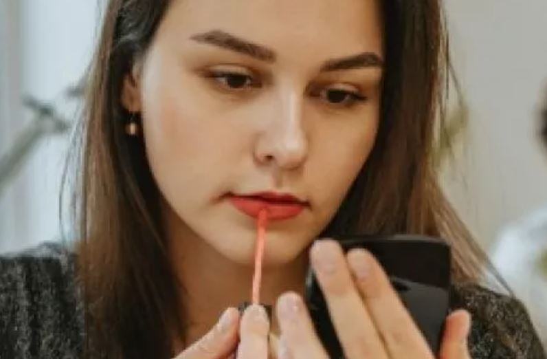 Ilustrasi lipstik anak sekolah bibir hitam.