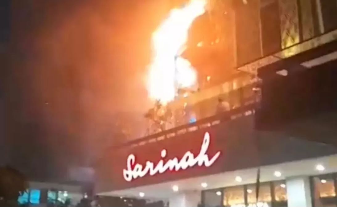 Gedung ikonik Sarinah Thamrin, Jakarta Pusat, mengalami insiden kebakaran kecil pada Minggu malam (28/12).