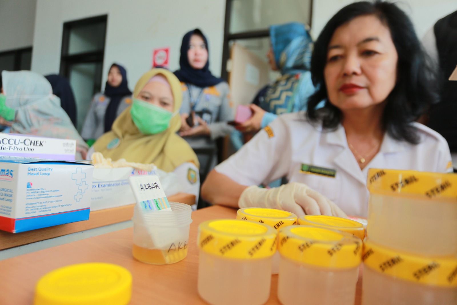 CKG: Sopir dan awak bus menjalani pemeriksaan kesehatan gratis di Terminal Purboyo Madiun sebagai bagian pengamanan layanan kesehatan selama libur Nataru. DOK RADAR MADIUN