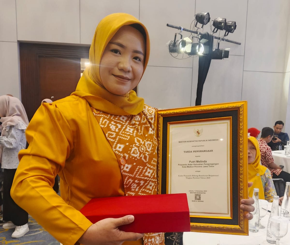 BERPRESTASI: Putri Melinda, kader posyandu Kelurahan Pangongangan, Kota Madiun, penerima penghargaan kader kesehatan berprestasi tingkat Jawa Timur 2025. FOTO: ISTIMEWA