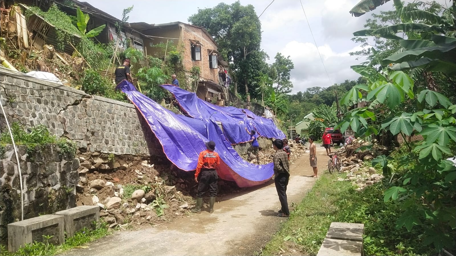 BENCANA: Tanah longsor dan talud ambrol terjadi di sejumlah wilayah Kabupaten Pacitan akibat hujan lebat, Jumat (26/12) malam.