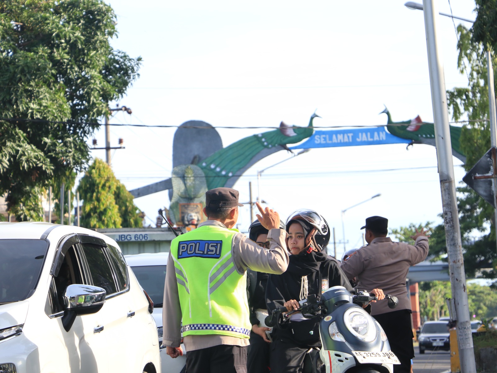 PENYEKATAN: Petugas gabungan memutar balik pesilat luar daerah yang hendak masuk Ponorogo melalui jalur Mlilir saat pengamanan BRB 2025, Minggu (28/12). SUGENG DWI N/RADAR PONOROGO