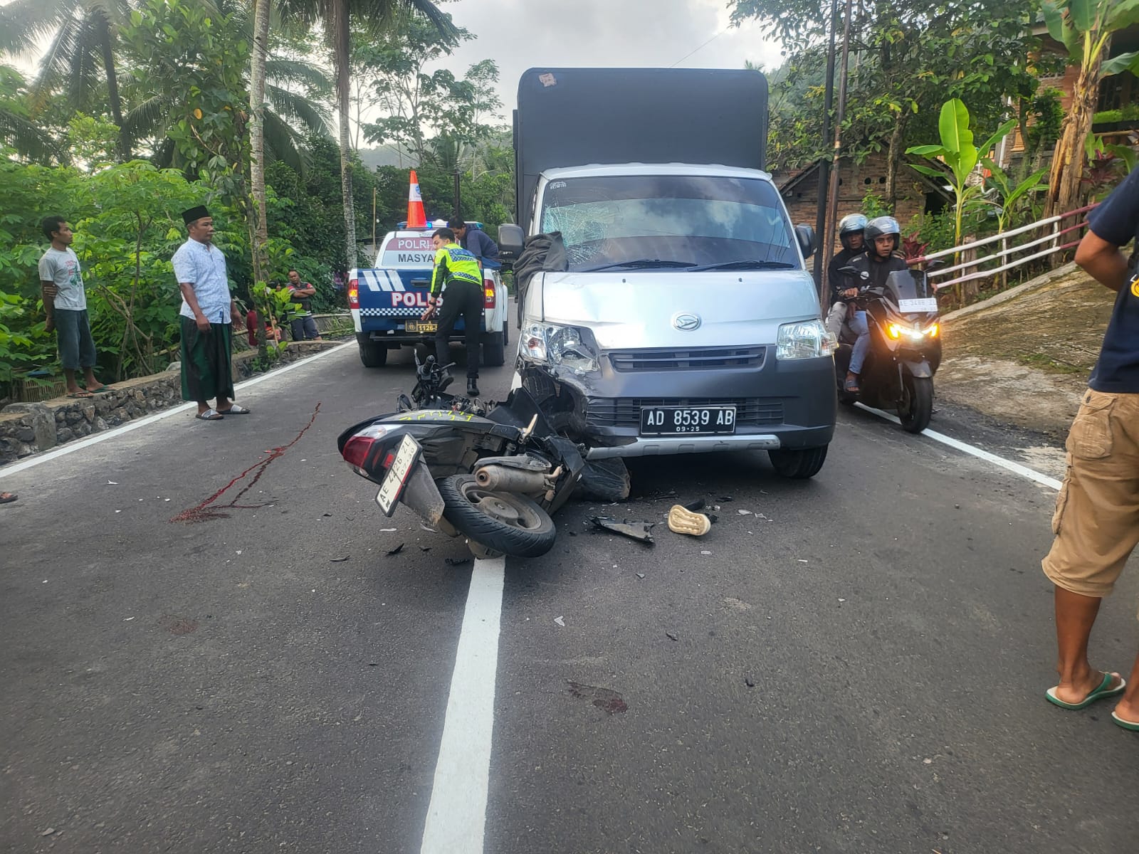 KECELAKAAN: Sepeda motor dan mobil boks terlibat kecelakaan di jalur alternatif Pacitan&ndash;Solo, Senin (29/12) pagi. FOTO: ISTIMEWA