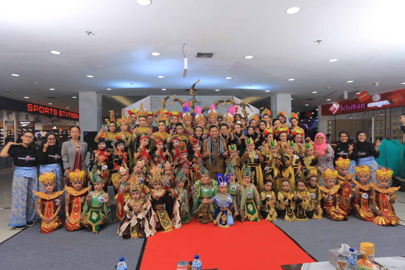 EKSPRESIF: Peserta Sanggar Sang Penari Kota Madiun menampilkan kemampuan terbaik dalam student performance volume ke-4 di Plaza Madiun. BAGAS BIMANTARA/RADAR MADIUN