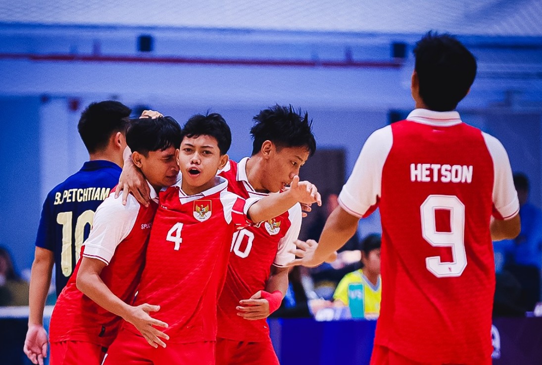 Para pemain Timnas Futsal Indonesia merayakan gol di Final Piala AFF Futsal U16 vs Thailand.