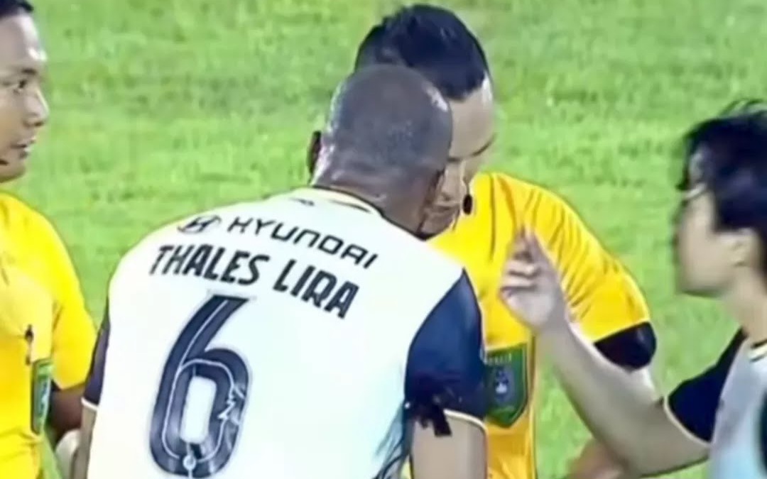 Tangkapan layar saat Ryo Matsumura (kanan) memberikan gestur tak pantas ke wasit saat lawan Semen Padang.