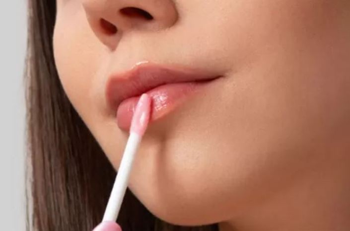 Ilustrasi lip cream untuk bibir hitam.