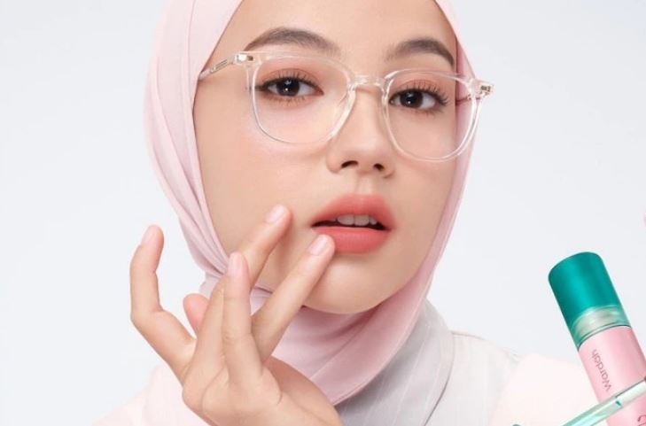 Ilustrasi lip tint Wardah yang kilaunya tahan lama.