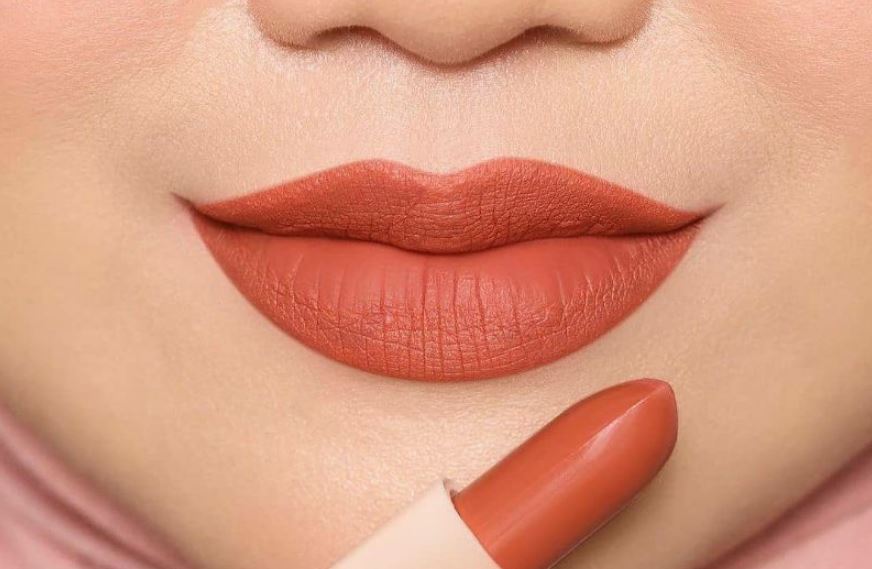 Ilustrasi lipstik Wardah untuk ibu menyusui.