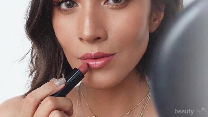 Ilustrasi lipstik matte untuk ibu muda.