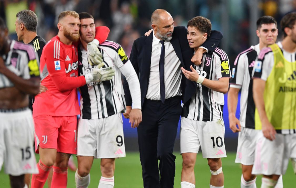 Luciano Spalletti bersama Kenan Yildiz, Dusan Vlahovic, dan para pemain Juventus lainnya.