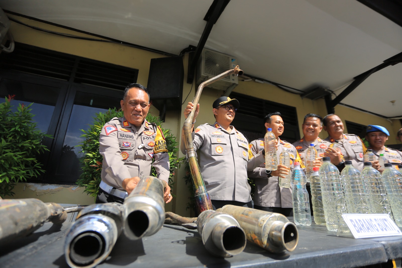 BIKIN BISING: Kapolres Madiun Kota Wiwin Junianto Supriyadi menunjukkan knalpot brong hasil penindakan Satlantas Polres Madiun Kota sebagai upaya pencegahan kecelakaan lalu lintas.