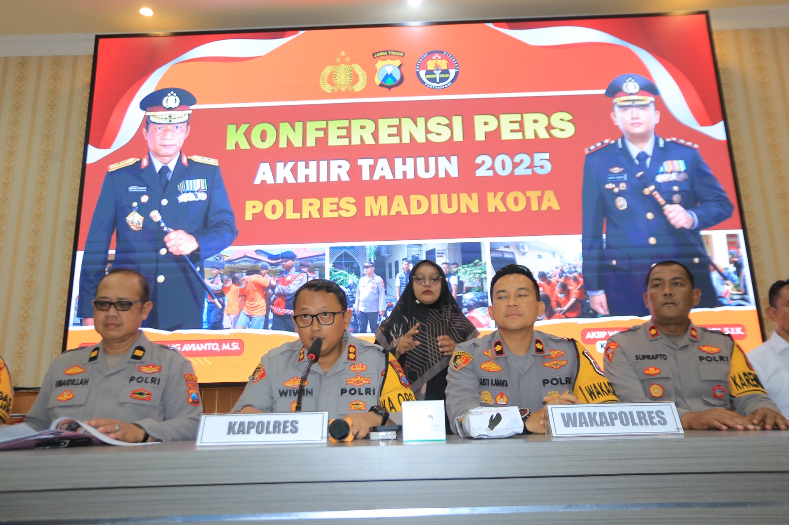 RILIS AKHIR TAHUN: Kapolres Madiun Kota AKBP Wiwin Junianto Supriyadi menunjukkan barang bukti narkoba hasil pengungkapan 45 kasus sepanjang 2025 dengan total 65 tersangka diamankan.
