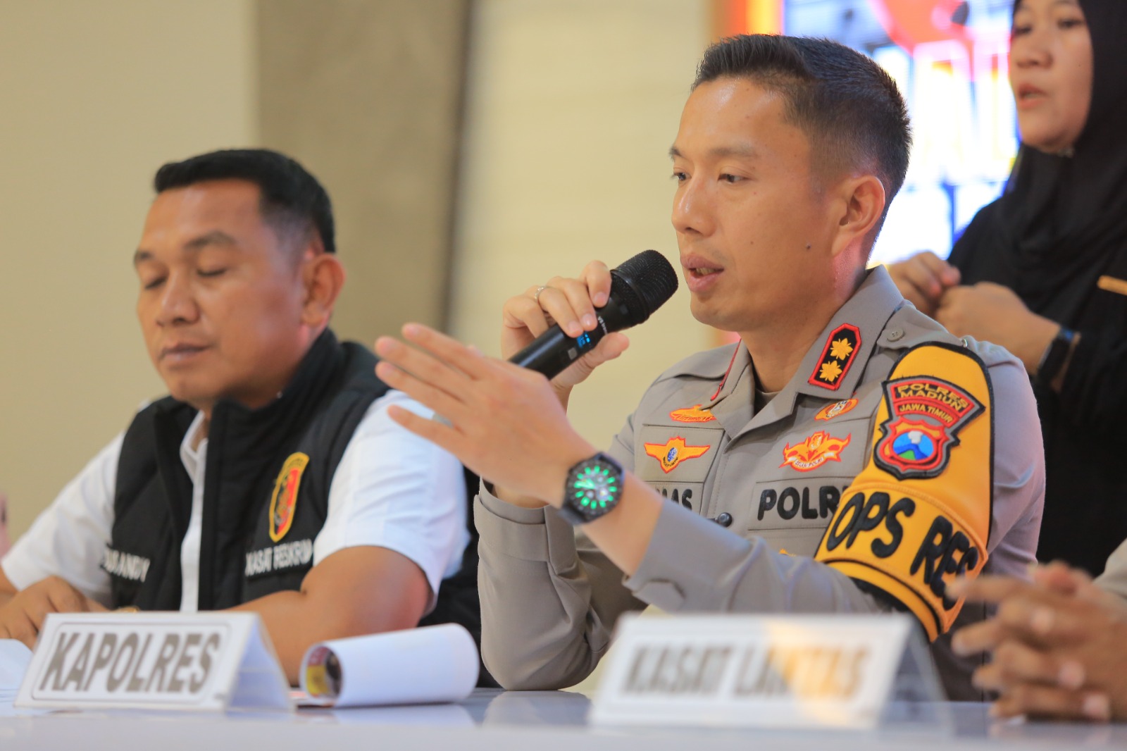 RILIS AKHIR TAHUN: Kapolres Madiun AKBP Kemas Indra Natanegara memaparkan data kriminalitas 2025 dalam konferensi pers di Mapolres Madiun, Senin (29/12). BAGAS BIMANTARA/RADAR MADIUN