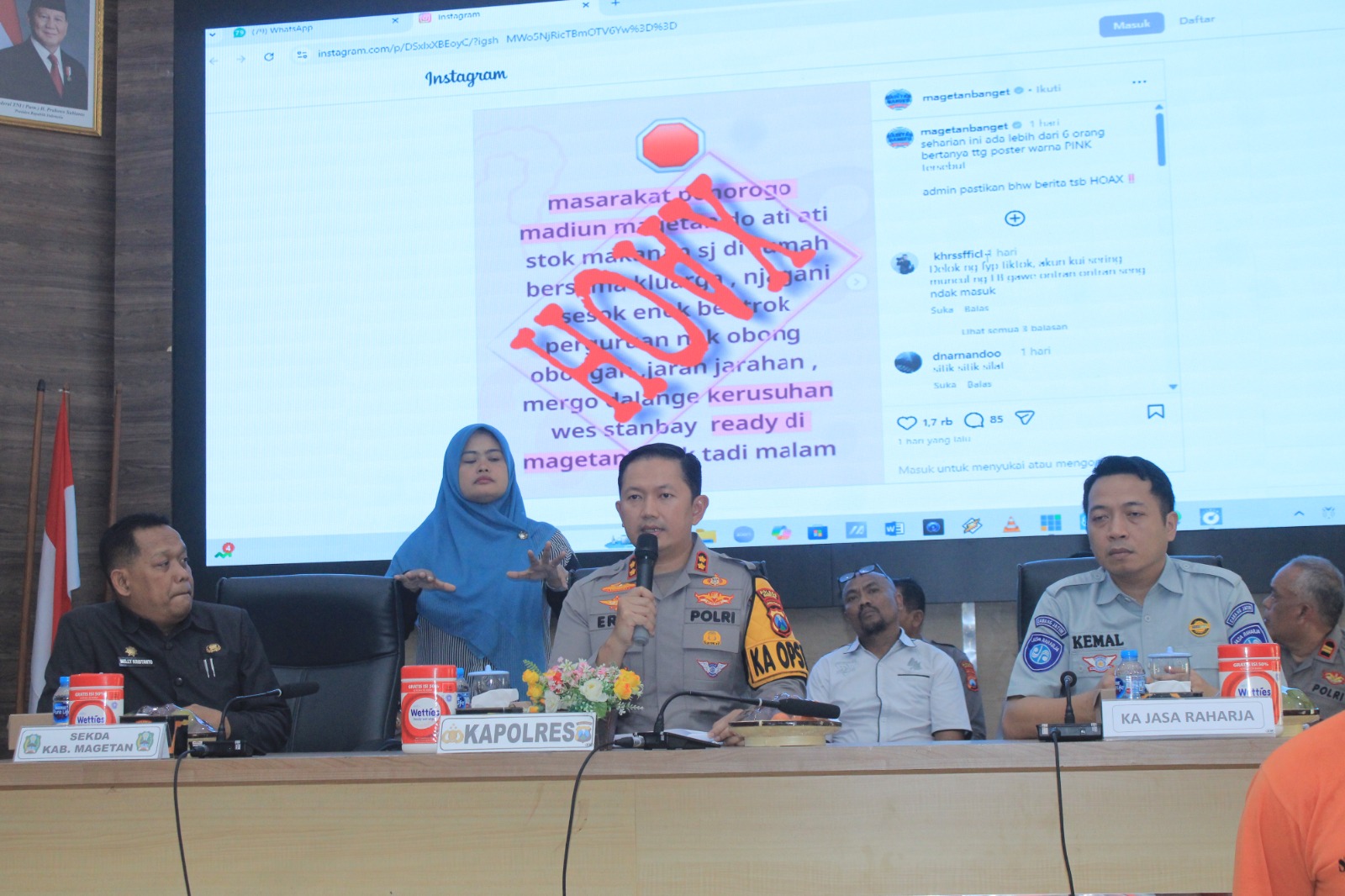 INFORMASI PALSU: Kapolres Magetan AKBP Raden Erik Bangun Prakasa menunjukkan pesan berantai hoaks terkait isu bentrok dan penjarahan yang beredar di WAG dan media sosial menjelang pergantian tahun.