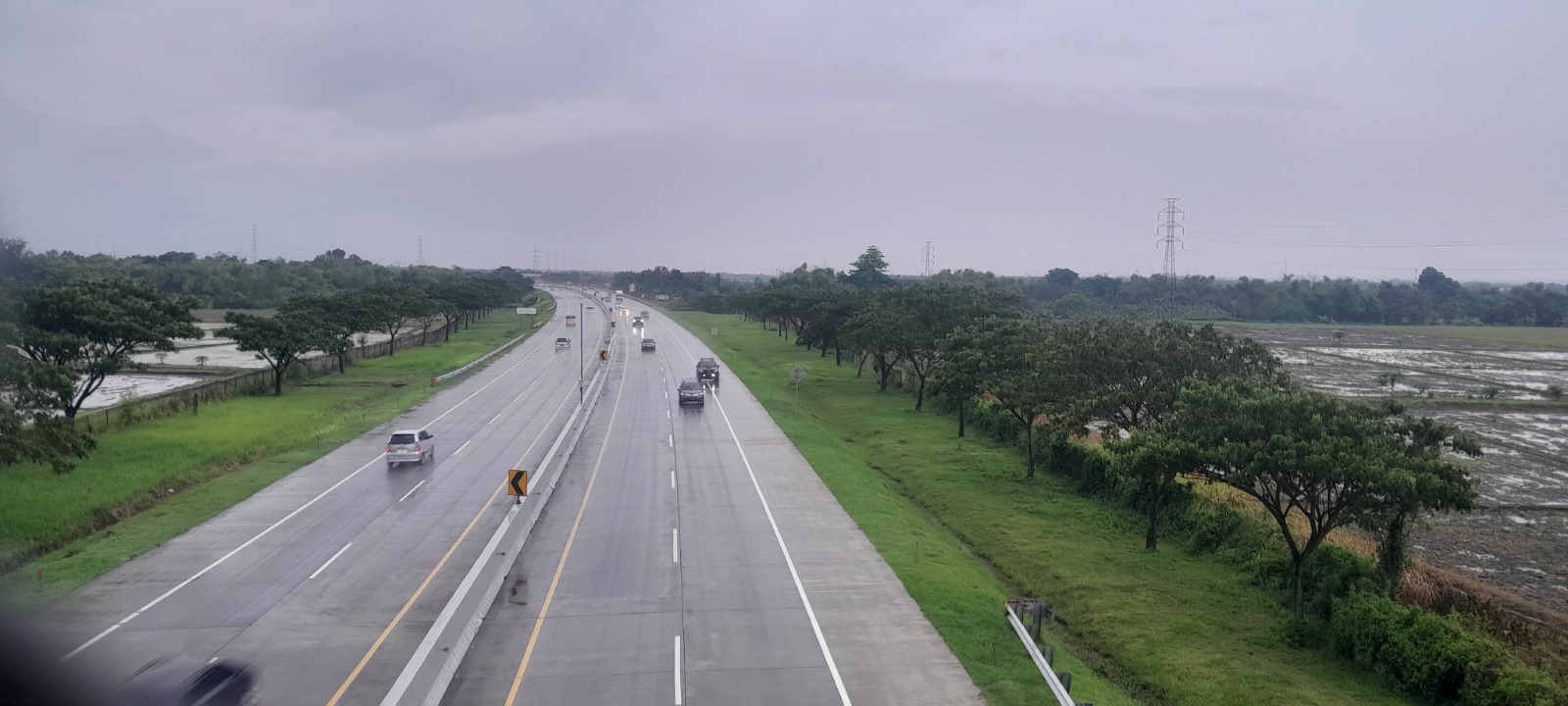 RAMAI LANCAR: Arus kendaraan di ruas Tol Ngawi meningkat signifikan selama libur Natal dan Tahun Baru 2026. ASEP SYAEFUL/RADAR NGAWI