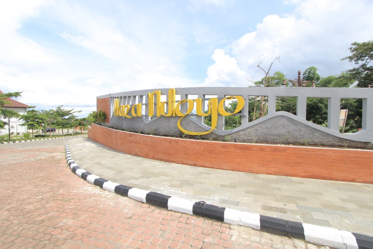 URBAN SPACE: Plaza Ndoyo di Jalan Hasanuddin, Magetan, dimanfaatkan sebagai ruang publik estetik yang mendukung konsep urban tourism dan aktivitas kreatif warga. AJI PUTRA/RADAR MAGETAN
